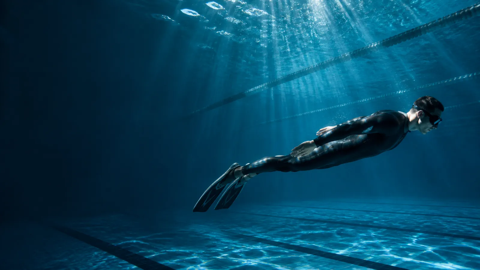 Escena subacuática de apnea